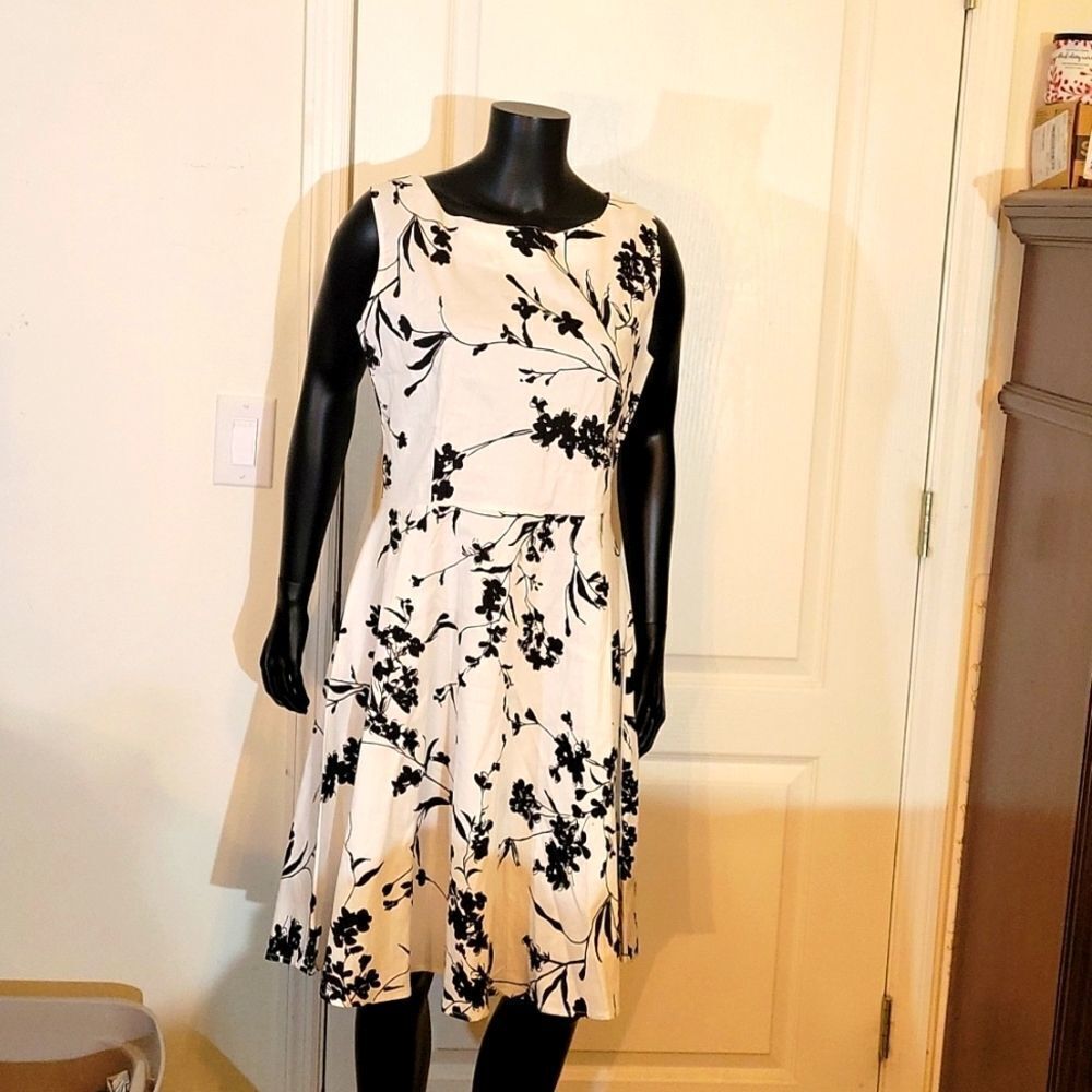 BRAND NEW BLACK/WHITE SLEEVELESS DRESS - Picture 3 of 16